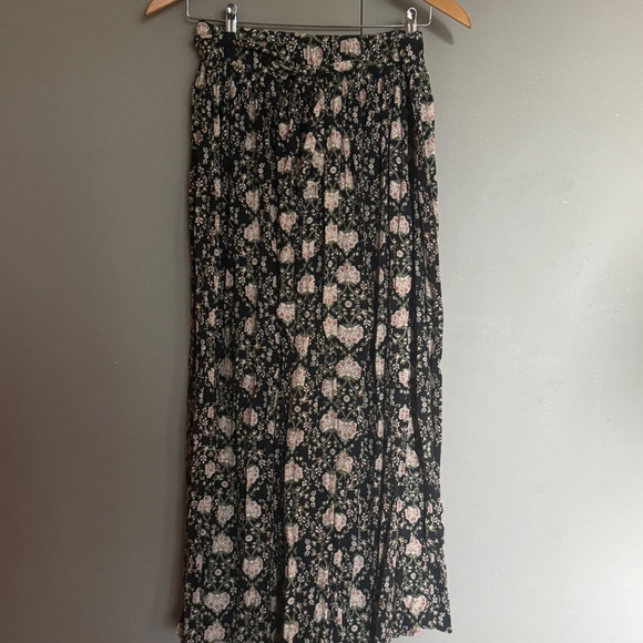American Eagle Black Floral Midi Skirt - Picture 3 of 11